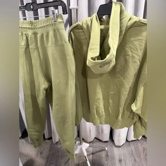 Nike Sage Green Women's set - Picture 3 of 3